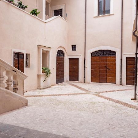 Palazzo Dei Pavoni, Relais Di Charme Bed & Breakfast L'Aquila Exterior photo