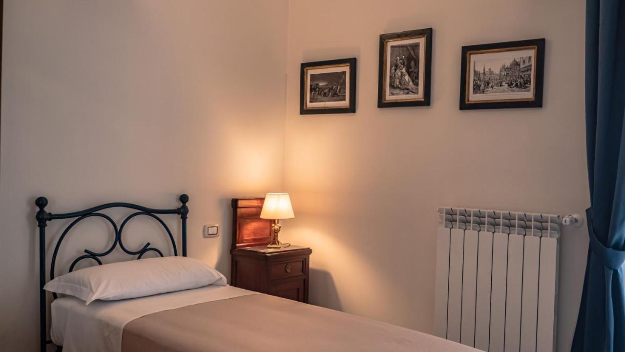 Palazzo Dei Pavoni, Relais Di Charme Bed & Breakfast L'Aquila Exterior photo