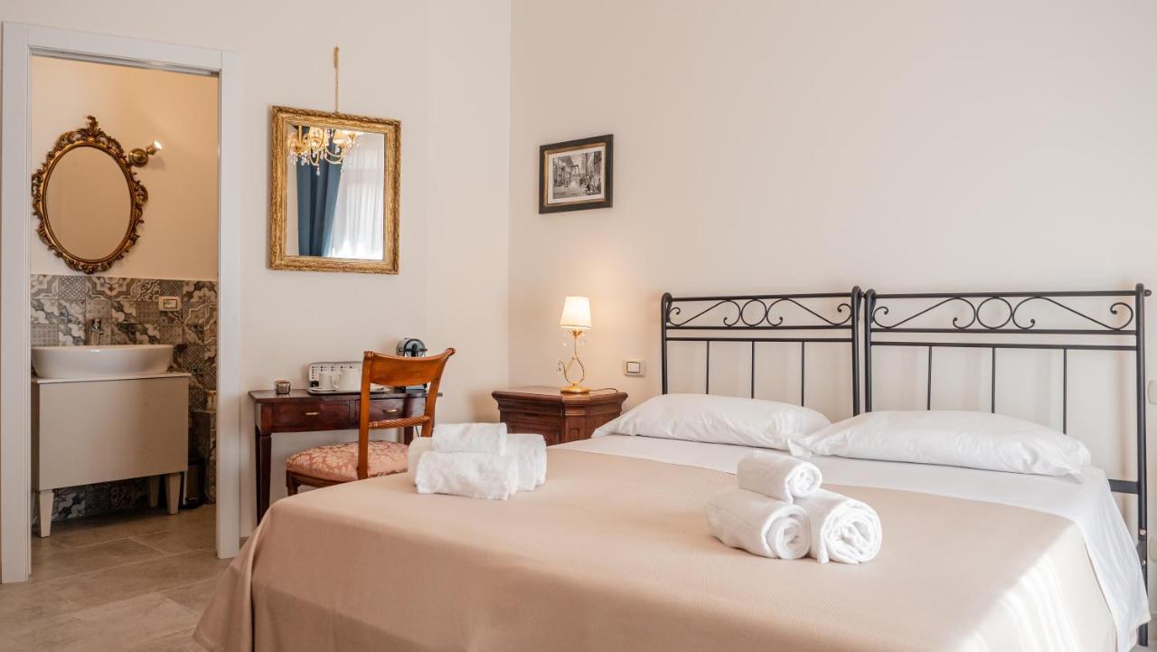 Palazzo Dei Pavoni, Relais Di Charme Bed & Breakfast L'Aquila Exterior photo