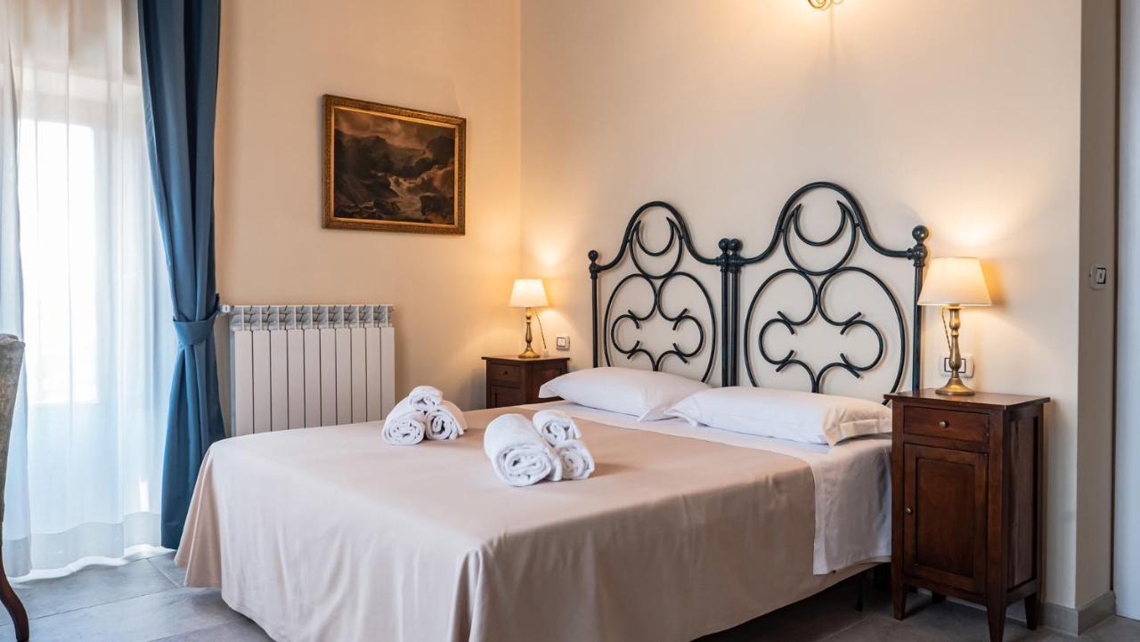 Palazzo Dei Pavoni, Relais Di Charme Bed & Breakfast L'Aquila Exterior photo