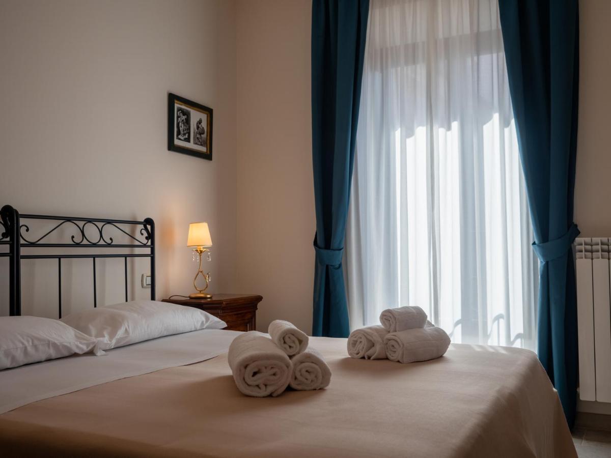 Palazzo Dei Pavoni, Relais Di Charme Bed & Breakfast L'Aquila Exterior photo