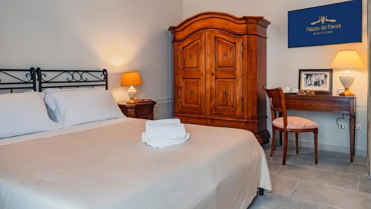 Palazzo Dei Pavoni, Relais Di Charme Bed & Breakfast L'Aquila Exterior photo