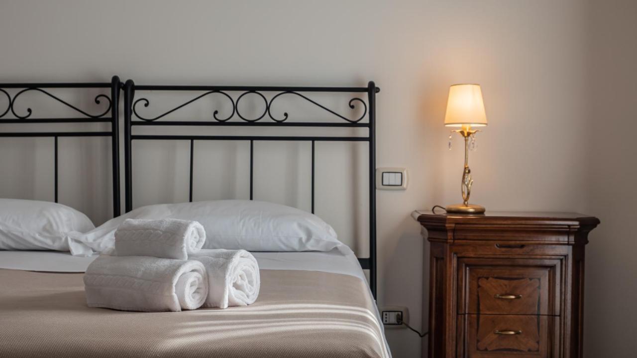 Palazzo Dei Pavoni, Relais Di Charme Bed & Breakfast L'Aquila Exterior photo