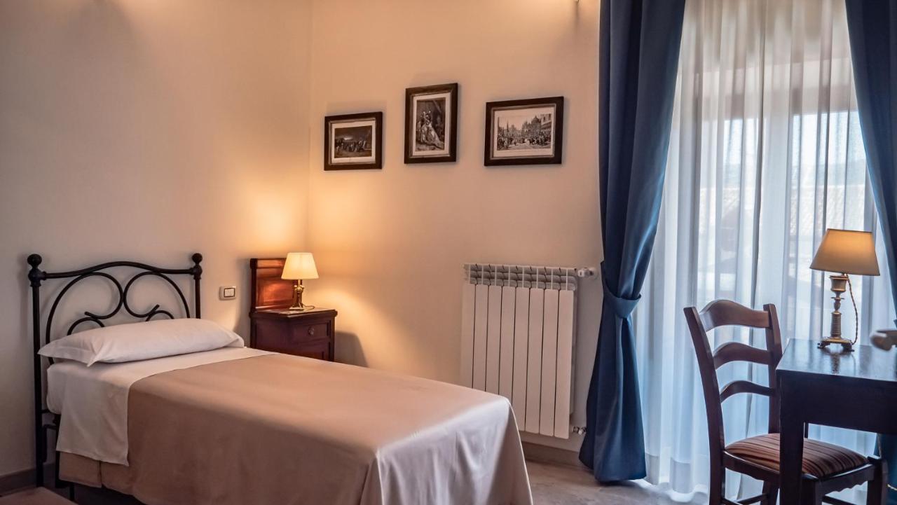 Palazzo Dei Pavoni, Relais Di Charme Bed & Breakfast L'Aquila Exterior photo
