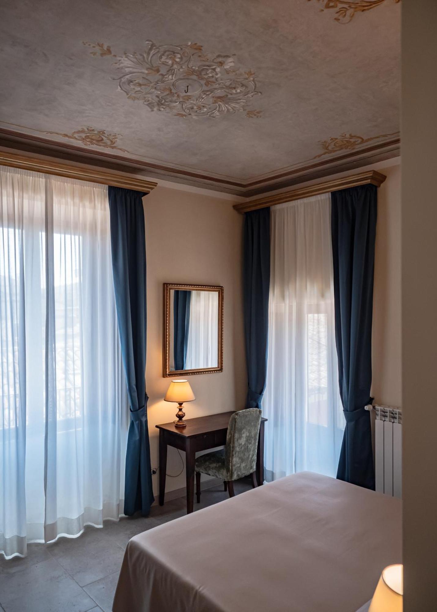 Palazzo Dei Pavoni, Relais Di Charme Bed & Breakfast L'Aquila Exterior photo