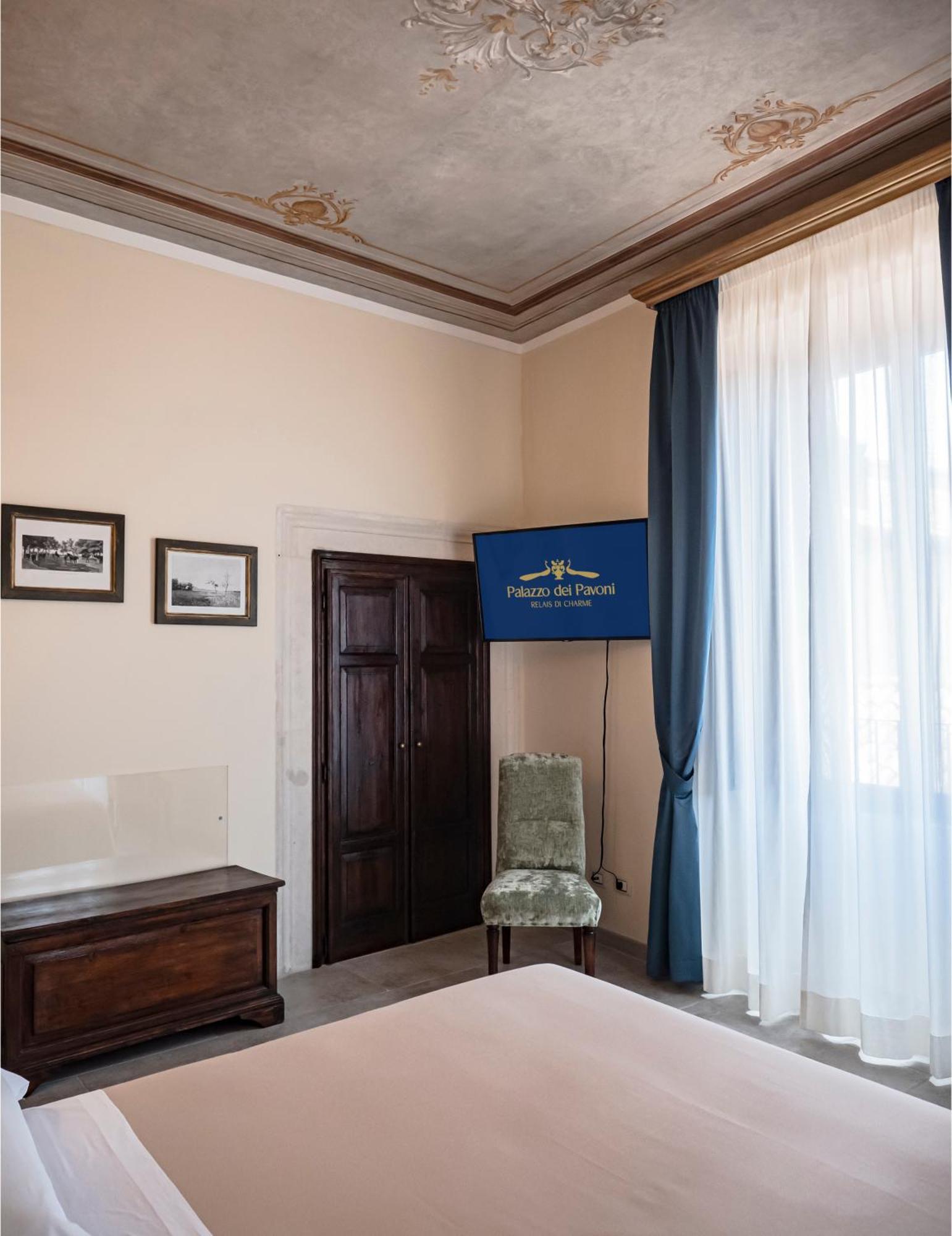Palazzo Dei Pavoni, Relais Di Charme Bed & Breakfast L'Aquila Exterior photo