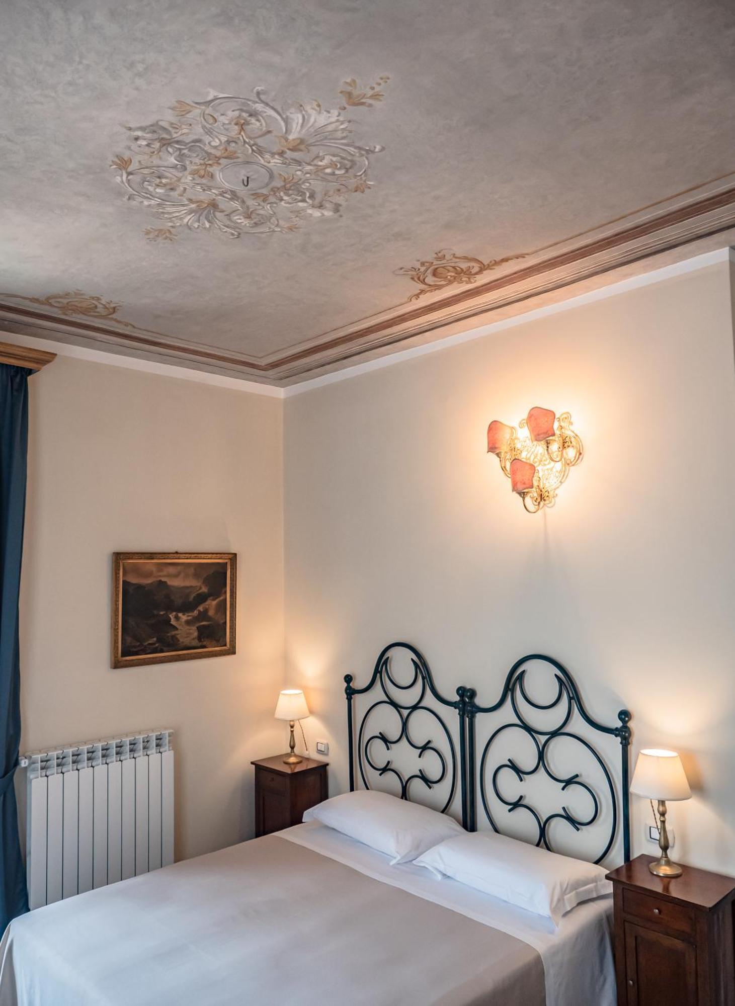 Palazzo Dei Pavoni, Relais Di Charme Bed & Breakfast L'Aquila Exterior photo